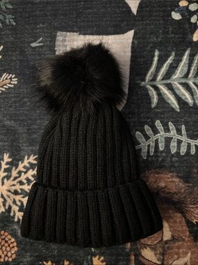 Women’s Black Ribbed Pom-Pom Beanie Hat